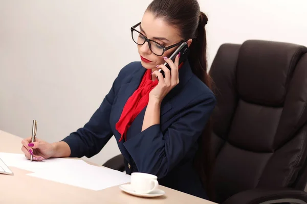 Snygg affärskvinna på kontoret — Stockfoto