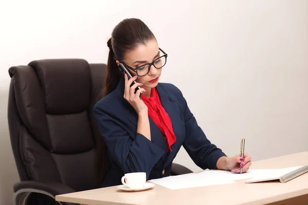 Jolie femme d'affaires travaillant dans le bureau — Photo