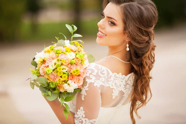 Bonito ramo de boda en mano de novia — Foto de Stock