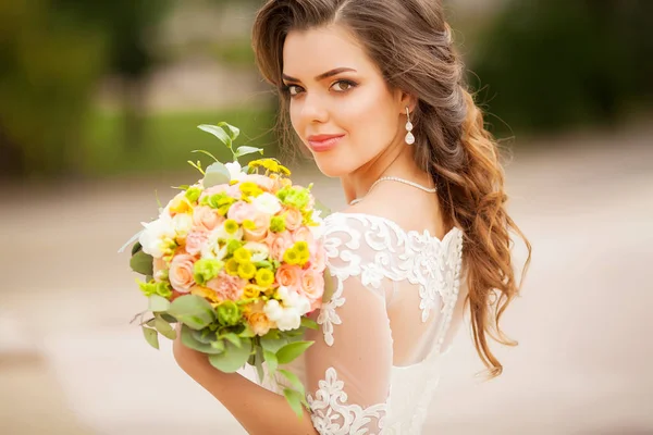 Nahaufnahme einer jungen Frau mit einem Blumenstrauß — Stockfoto
