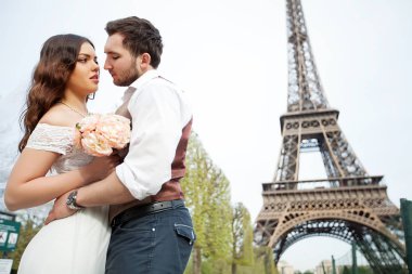 Gelin ve damat romantik bir an onların düğün günü Paris'te sahip