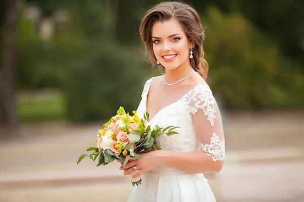 Primer plano de mujer joven con ramo de flores — Foto de Stock