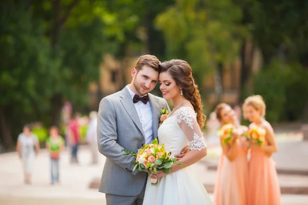 Mooie bruid en bruidegom in een tuin — Stockfoto