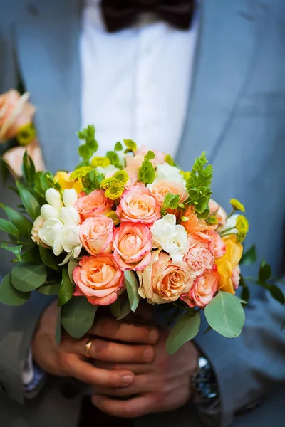 Groom hold wedding bouquet in his hand — Stock Photo, Image