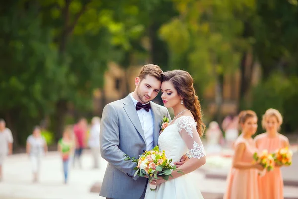 Bruid en bruidegom op hun trouwdag — Stockfoto