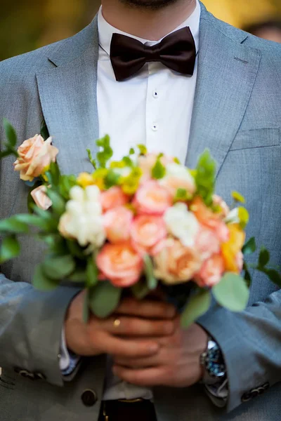 Marié tenir bouquet de mariage dans sa main — Photo