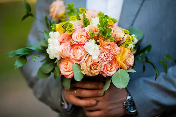 Pěkné svatební kytice v ruce most — Stock fotografie