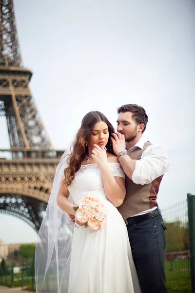 Belo casal de casamentos. Noiva e noivo em frente à Torre Eiffel em Paris. Estilo retrô — Fotografia de Stock