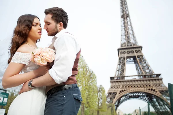 Mariés ayant un moment romantique le jour de leur mariage à Paris — Photo