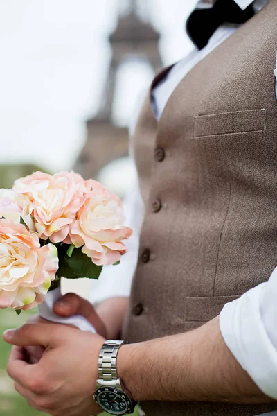 Bruidegom met een boeket van witte madeliefjes, boeket van witte bloemen in mannelijke handen — Stockfoto