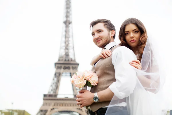 Счастливые жених и невеста наслаждаются свадьбой в Париже — стоковое фото