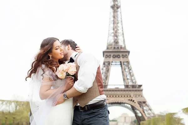Un couple marié près de la Tour Eiffel le jour de leur mariage. Mariée et marié à Paris, France — Photo