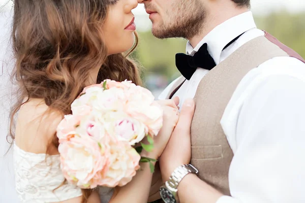 Hochzeitsfotoshooting. Braut und Bräutigam, Händchen haltend. sehr nahe beieinander. geschlossene Augen — Stockfoto