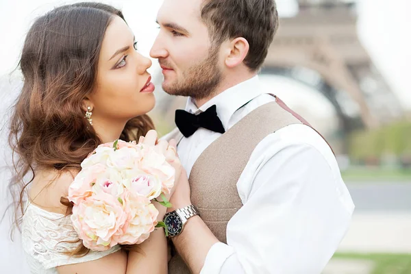 Embrasser mariée et marié lors de la cérémonie de mariage à Paris — Photo