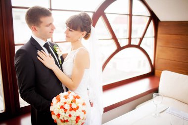 Gelin ve damat otel odasında