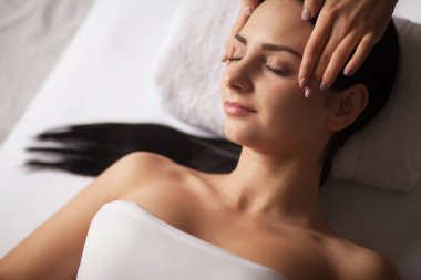 yüz masajı. kaplıca tedavisi alma genç bir kadının yakın çekim.