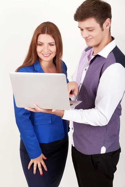 Щасливі молоді бізнесмени тримають ноутбук — стокове фото