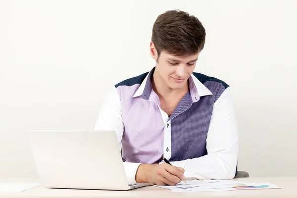 Koncentrerad på jobbet. Självsäker man skriva något i anteckningsblock medan du sitter på hans arbetsplats i office — Stockfoto