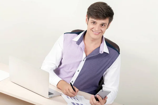 Koncentrerad på jobbet. Självsäker man skriva något i anteckningsblock medan du sitter på hans arbetsplats i office — Stockfoto