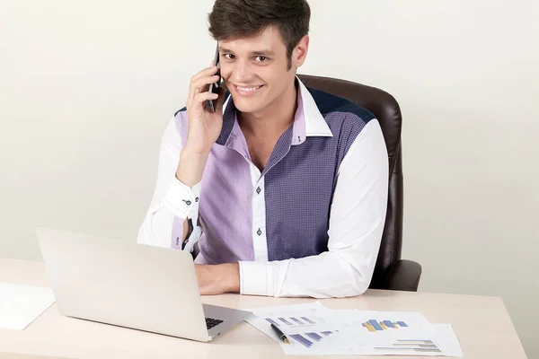 Ler affärsman arbetar på sin laptop i hans kontor talande telefon — Stockfoto