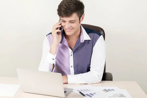 Stilig affärsman som ringer på sin mobiltelefon på kontoret. — Stockfoto