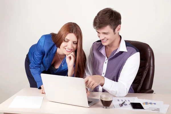 İş adamları, ofis masa başında çalışan bir kadın bir laptop kullanıyor ve onun Şef bilgisayar ekranında izliyor — Stok fotoğraf