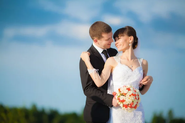 Молодая супружеская пара - новобрачный жених и невеста позируют outdoo — стоковое фото