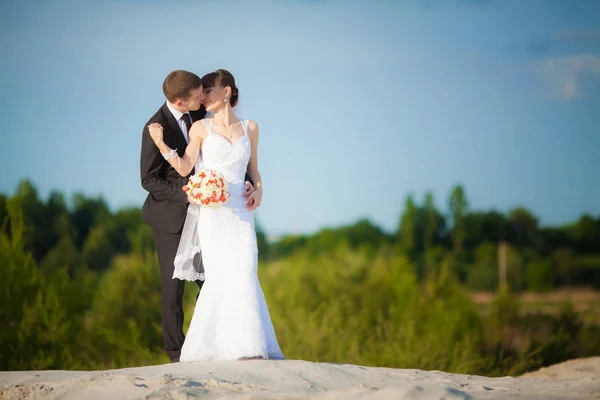 Noiva e noivo no dia do casamento andando ao ar livre na natureza primavera — Fotografia de Stock