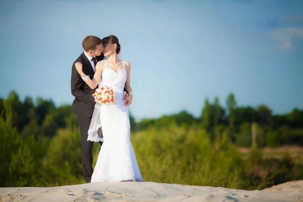 Bruden och brudgummen på bröllop dag promenader utomhus på vår natur — Stockfoto