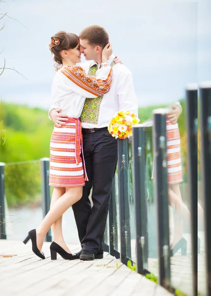 En kärlekshistoria. En man och en kvinna vackert par nära vattnet — Stockfoto