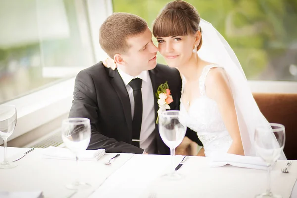 Jonge bruidspaar Kaukasische. bruid en bruidegom samen. — Stockfoto