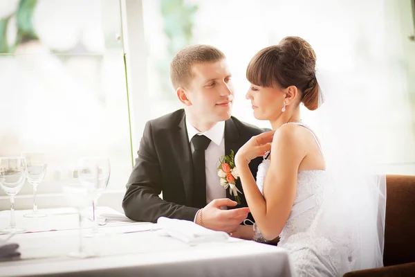 Nevěsta a ženich v restauraci. — Stock fotografie