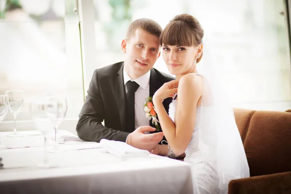 Mariée et marié au restaurant . — Photo