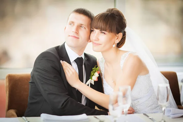 Charming bride and groom on their wedding celebration in a luxur — Stock Photo, Image