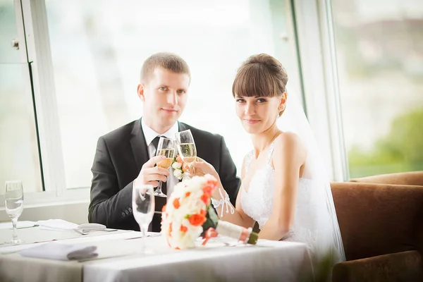 Mempesona pengantin pria dan wanita pada perayaan pernikahan mereka dalam kemewahan — Stok Foto