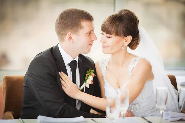 Noiva encantadora e noivo em sua celebração de casamento em um luxur — Fotografia de Stock