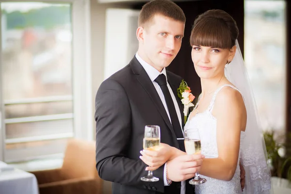 Mempesona pengantin pria dan wanita pada perayaan pernikahan mereka dalam kemewahan — Stok Foto
