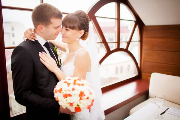 Lovely bride and groom in a beautiful room — Stock Photo, Image