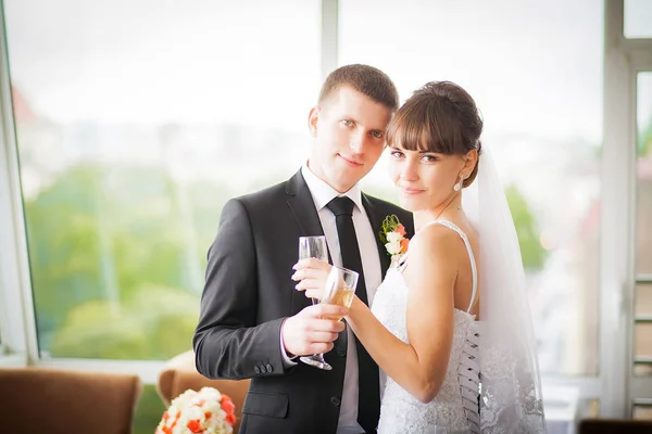 Bruden och brudgummen i restaurang. — Stockfoto