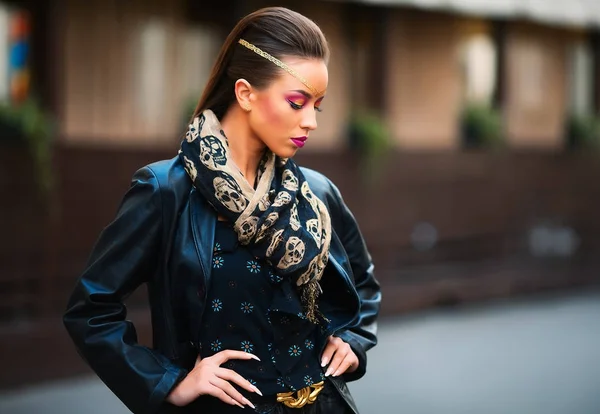 Mujer joven y elegante contra la pared del edificio viejo —  Fotos de Stock