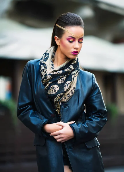 Beautiful portrait of rock woman model in leather jacket with da — Stock Photo, Image