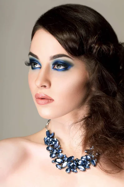 Magisches Mädchenporträt. Blaues Make-up. Damenmode — Stockfoto