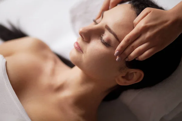 Spa Face Massage. Ansiktsbehandling. Spasalong. Terapi — Stockfoto