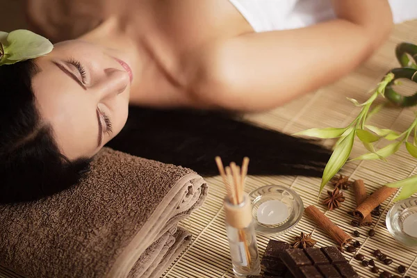 Masaje facial. Primer plano de una mujer joven recibiendo tratamiento de spa . — Foto de Stock