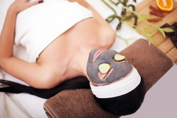 Spa kvinna tillämpa ansiktsrengöring Mask. Skönhetsbehandlingar. Lermask — Stockfoto