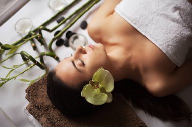 İstemci bir yüz masajı yapıyor. Onun ön kırışıklıkların kaldırmak