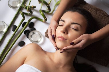 Masör spa salonunda kadın vücuduna masaj yapıyor. Güzellik tedavi konsepti.