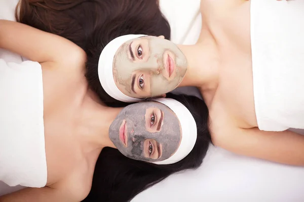 Gruppo donna ottenere maschera facciale e pettegolezzi — Foto Stock