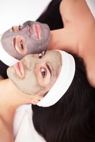 Gruppo donna ottenere maschera facciale e pettegolezzi — Foto Stock
