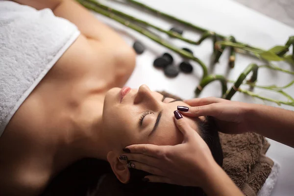 Hud och kroppsvård. Närbild av en ung kvinna att få Spa-behandling på skönhetssalongen. Spa Face Massage. Facial skönhetsbehandling. Spasalong. — Stockfoto